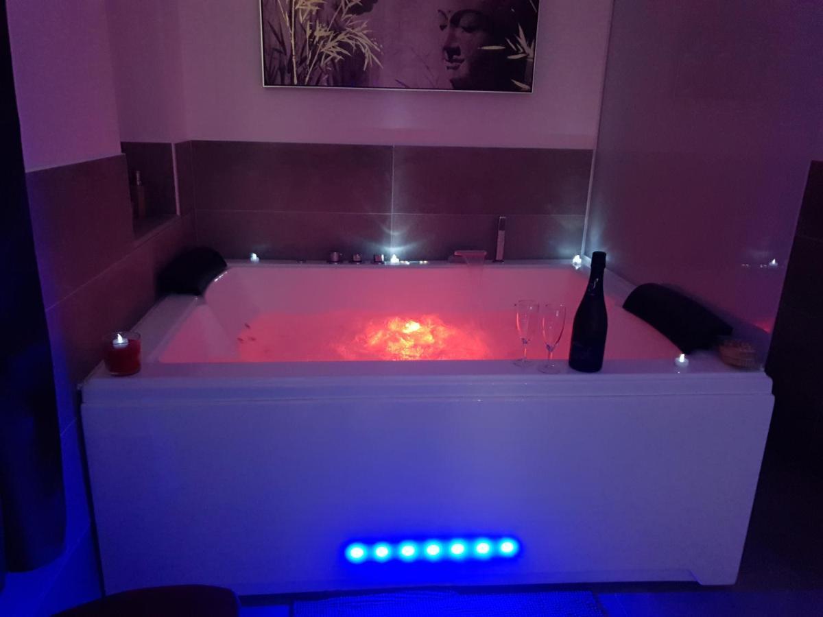 מלון Bernis Elle & Lui En Jacuzzi מראה חיצוני תמונה