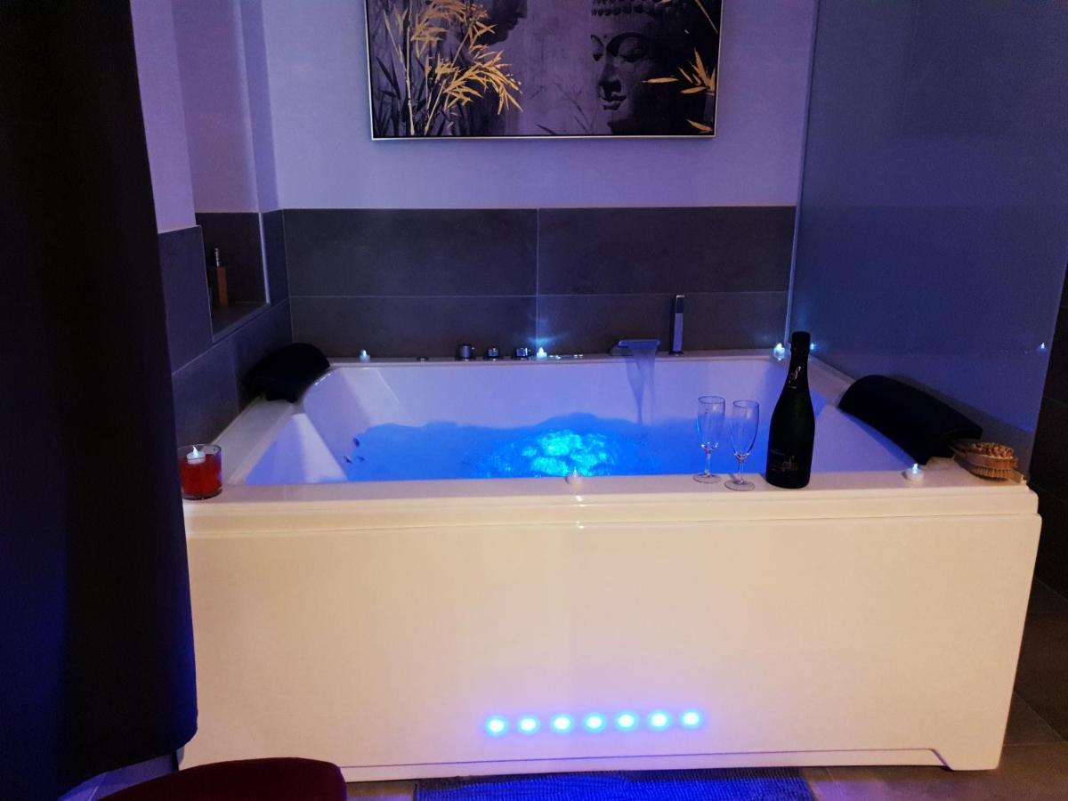 מלון Bernis Elle & Lui En Jacuzzi מראה חיצוני תמונה
