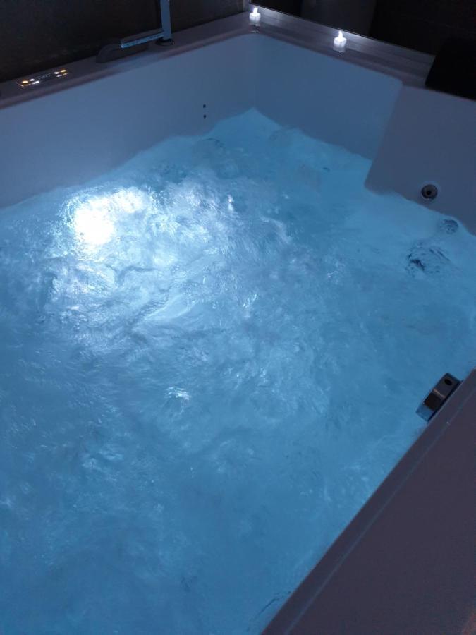מלון Bernis Elle & Lui En Jacuzzi מראה חיצוני תמונה